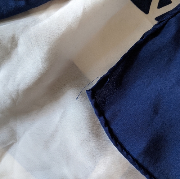 Chanel scarf It's NOT - Picture 2 of 6